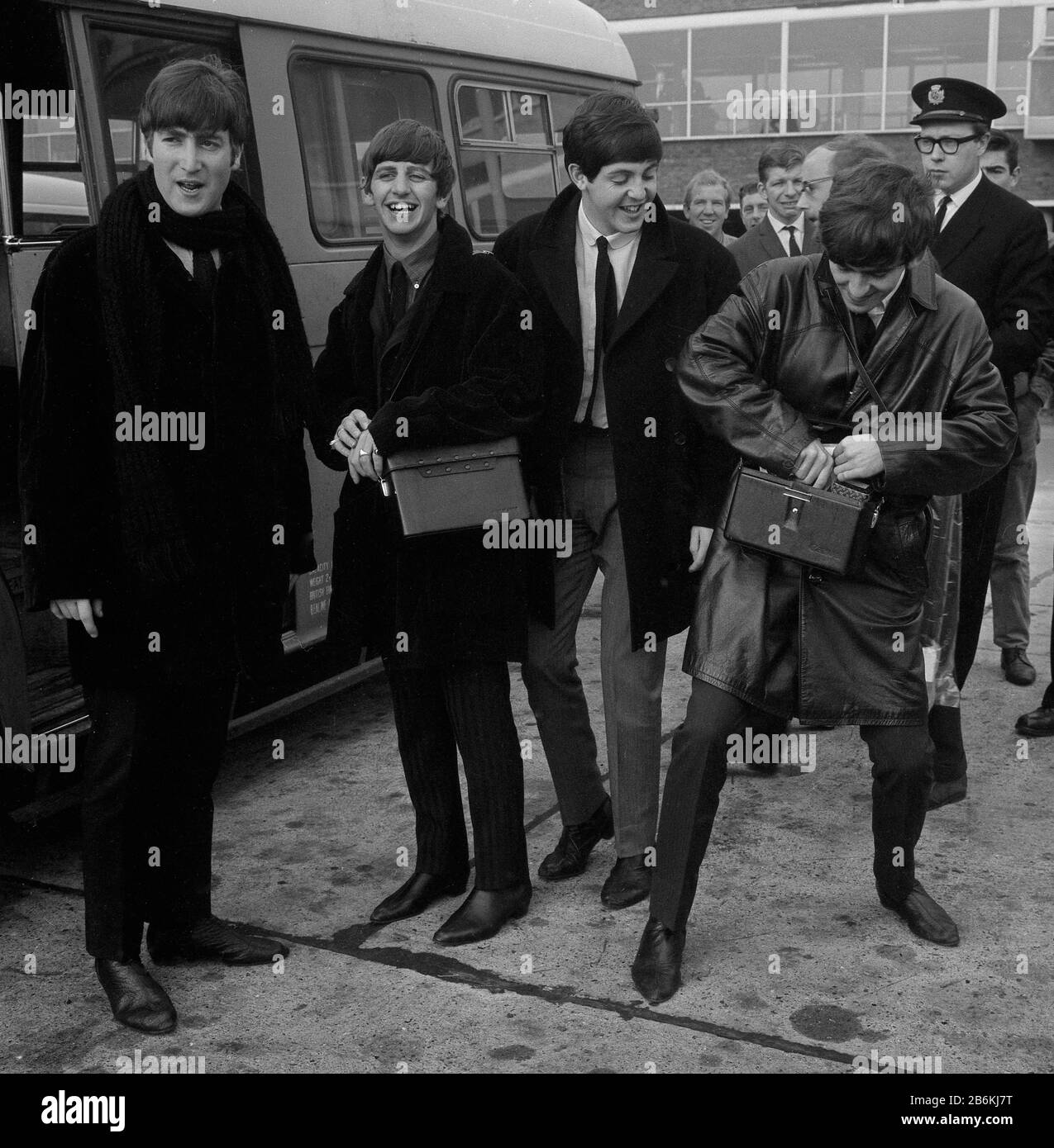 Links nach rechts: John Lennon, Ringo Starr, Paul McCartney und George Harrison am Flughafen Heathrow, bevor sie für eine Reihe von Engagements in Schweden ausfliegen. Stockfoto