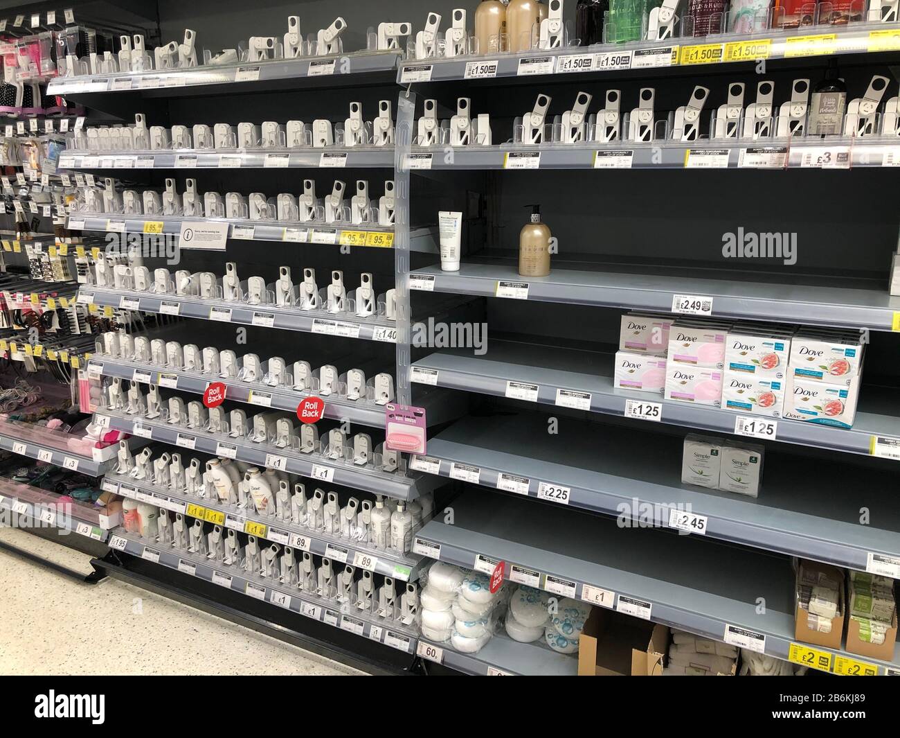 Ein Blick auf leere Regale als Händededesinfektionsmittel und Handseife ist fast vollständig in einem Asda-Supermarkt in Bearsden, East Dunbartonshire, ausverkauft. Käufer in Großbritannien bevorratet Toilettenpapier, Pasta, Händededesinfektionsmittel und verzinnte Lebensmittel, wenn die Ängste über die Ausbreitung des Coronavirus wachsen. Stockfoto