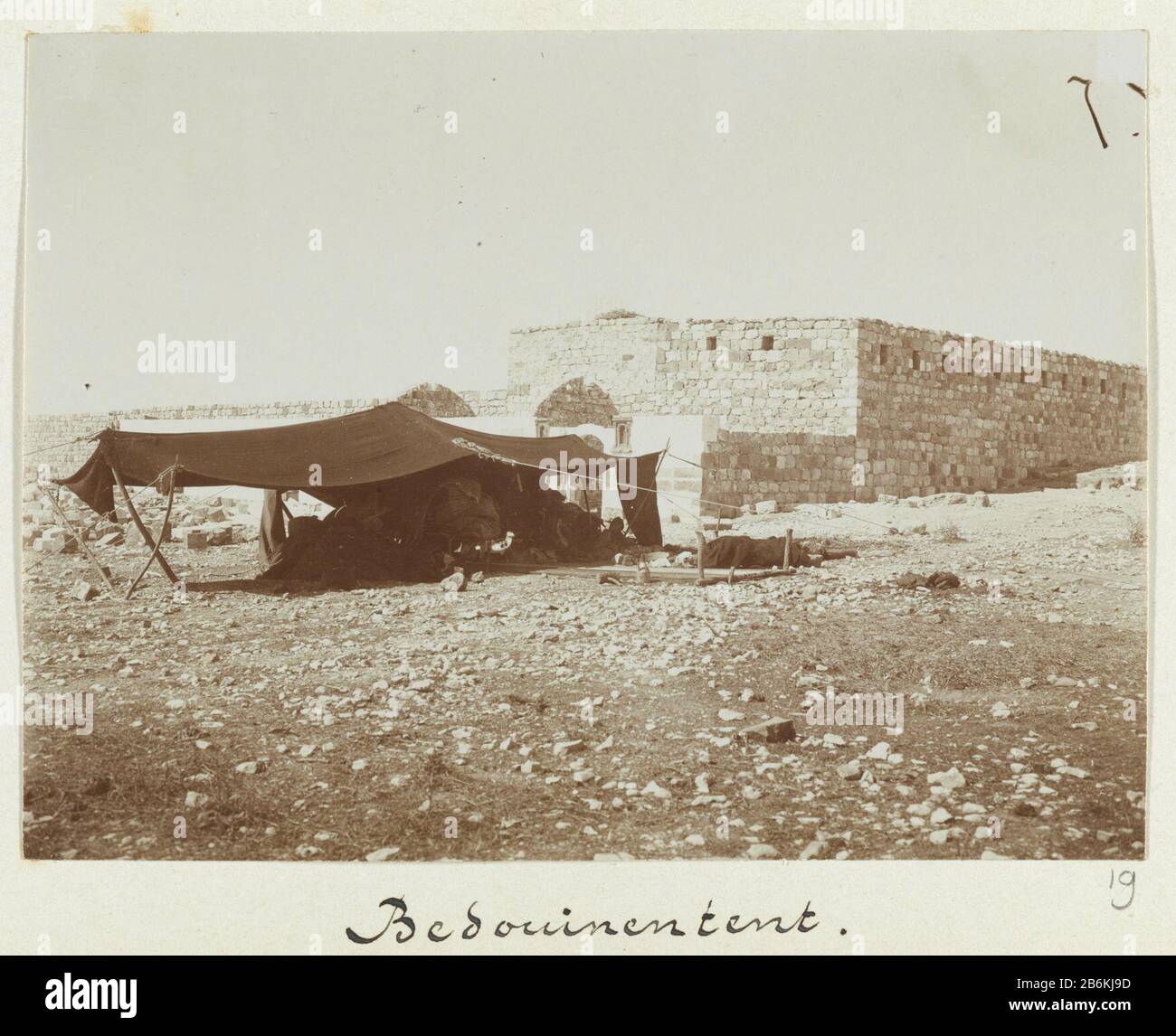 A Beduinenzelt, JordaniëBedouinentent Objektart : Bildnummer: RP-F 1999-139-2-19 Hersteller: Fotograf: L. Heldringstraat Ort Herstellung: Jordan Datum: 1898 Physikalische Merkmale: Tageslichtgelatine silberfarbenes Druckmaterial: Papiertechnik: Tageslichtgelatine silberfarben Abmessungen: H 81 mm x b 109 mm Stockfoto