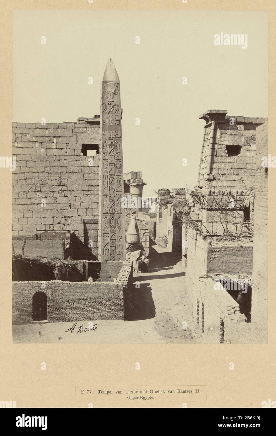 Ein Bild von Ramses II E 77 Tempel von Luxor mit Obelisk von Ramses II. Oberägypten (Titelobjekt) Das Foto ist Teil der von Richard Polak gesammelten Fotoserie von Egypte. Hersteller : Fotograf: Antonio Beato (Listed Property) Herstellung: Ägypten Datum: CA. - ca. Technische Merkmale von 1598: Foto auf Pappe mit onderschrift. Material: Fotopapier, Papierkartontechnik: Albumindruck Abmessungen: Bild: H 278 mm × W 219 mmblad: H 555 mm × W 466 mm Stockfoto
