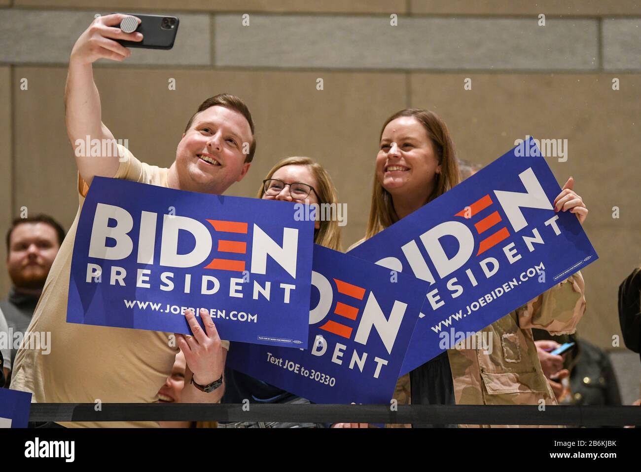 Joe Biden Anhänger, die politische Zeichen halten, warten darauf, dass der ehemalige Vizepräsident der Vereinigten Staaten von Amerika während der Urwahl im National Convention Center spricht - Stockfoto