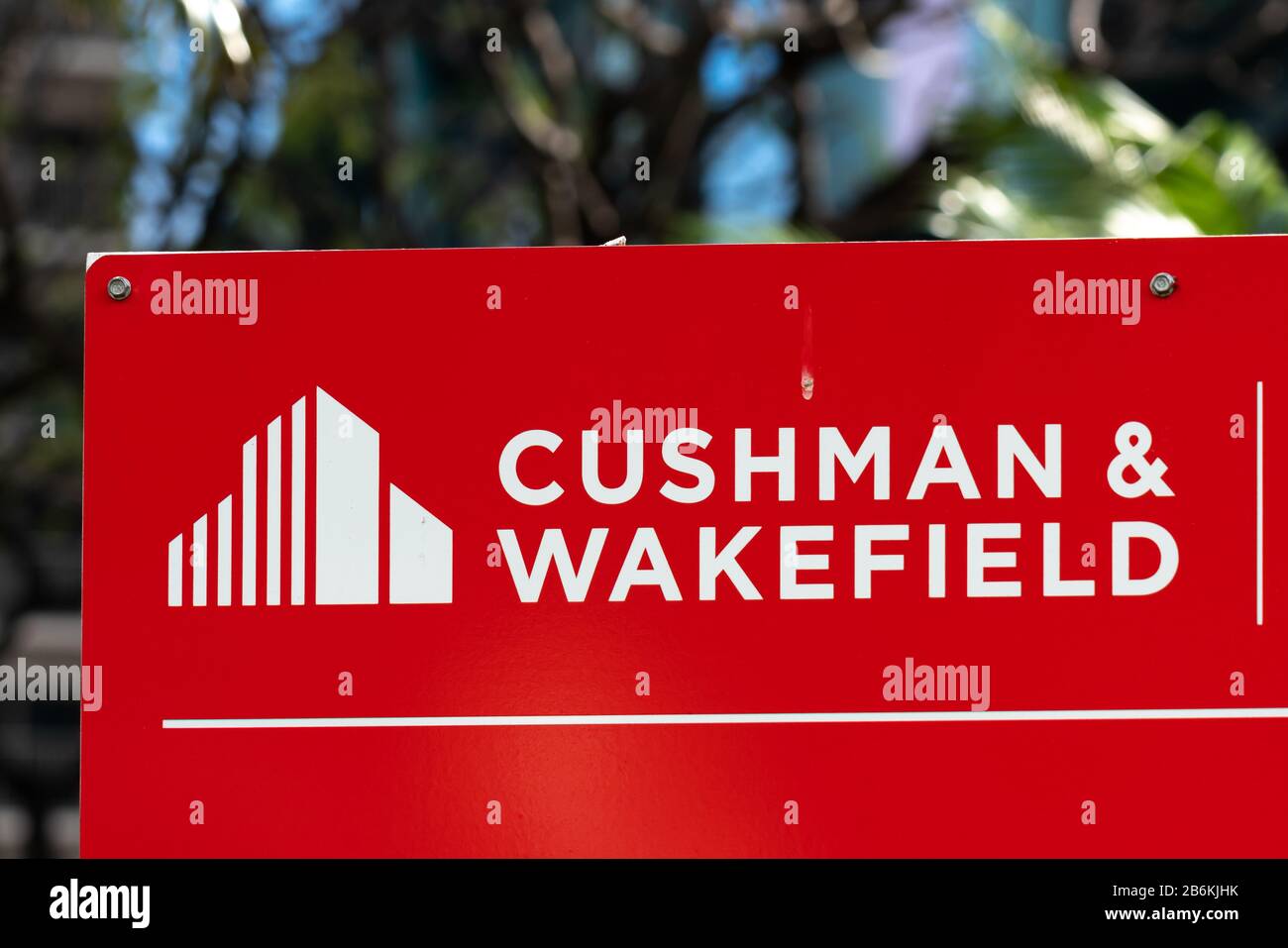 Ein Blick auf ein Logo des Global Commercial Real Estate Services Unternehmens Cushman & Wakefield plc. Stockfoto