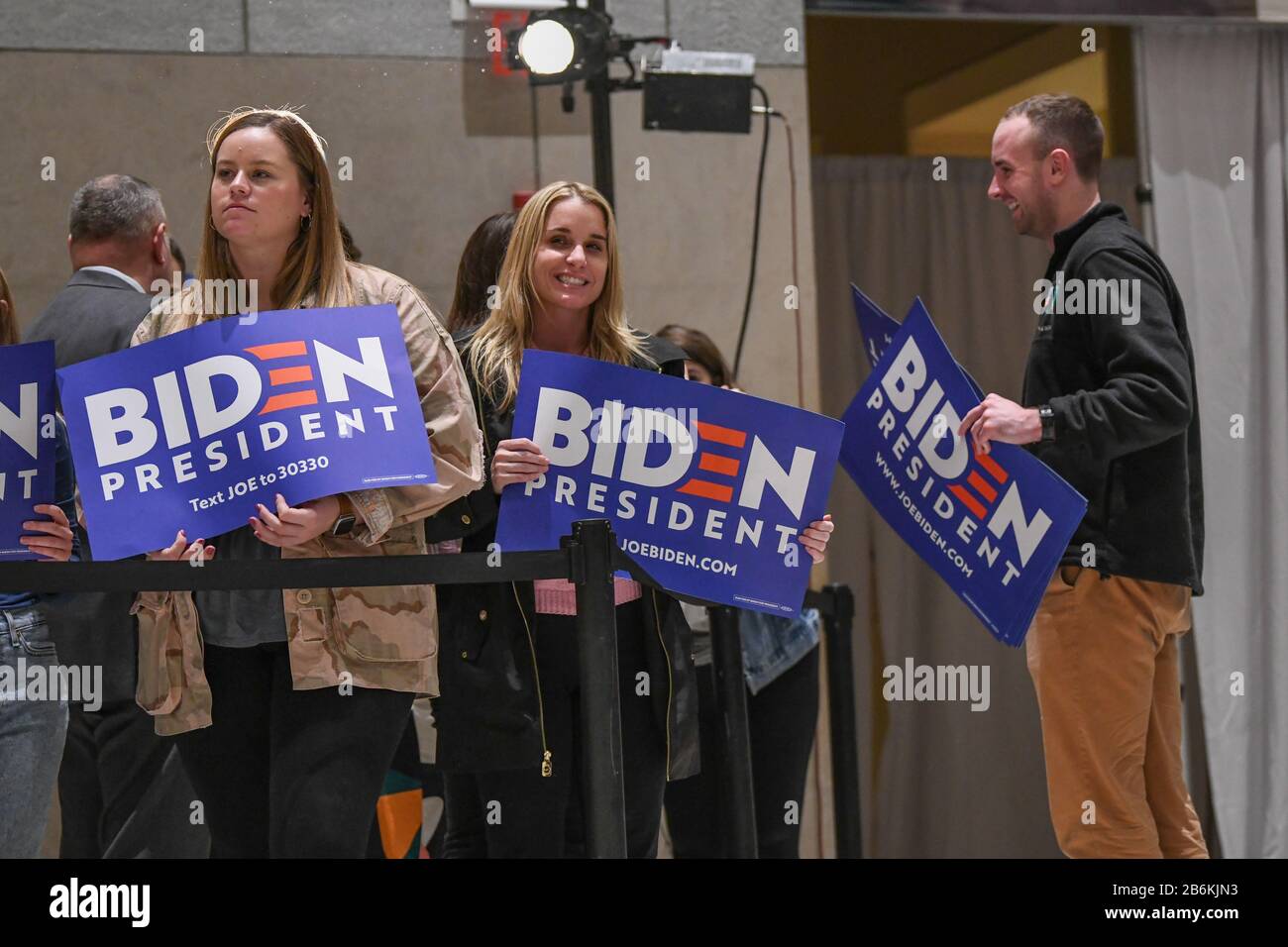 Joe Biden Anhänger, die politische Zeichen halten, warten darauf, dass der ehemalige Vizepräsident der Vereinigten Staaten von Amerika während der Urwahl im National Convention Center spricht - Stockfoto