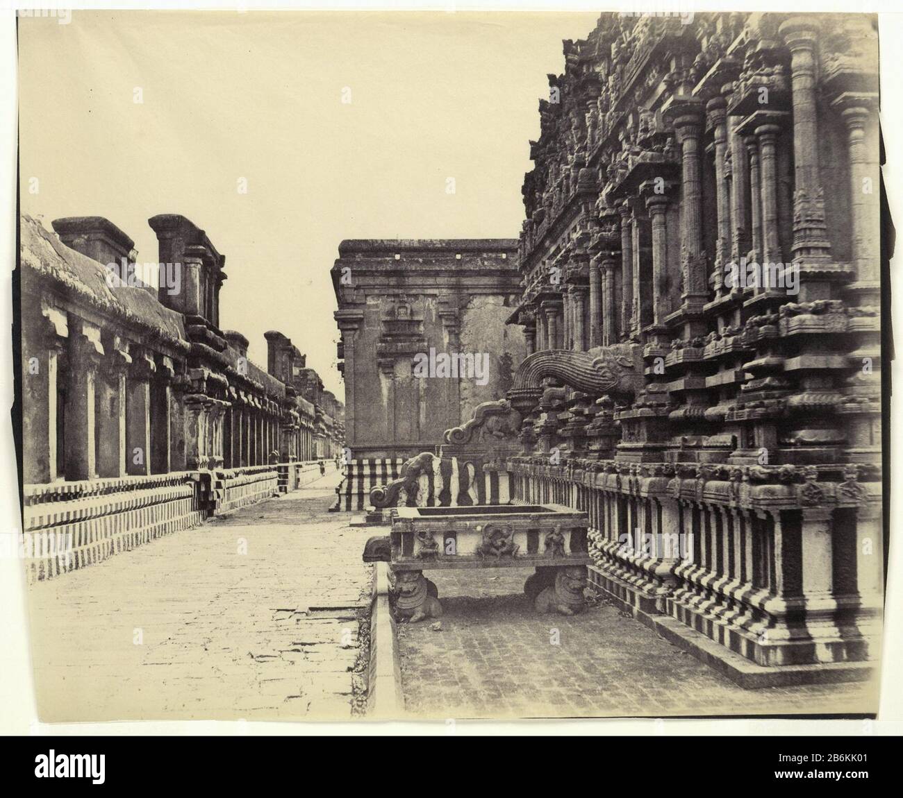 Eine heilige Zisterne und Wasserspeier im Subrahmanya Tempel, Indien EINE heilige Zisterne und Wasserspeier im Subrahmanya Tempel, Indien Immobilientyp: Fotos Artikelnummer: RP-F F80066 Hersteller: Fotograf: Linnaeus Tripe (Listed Property) Ort Herstellung: Großbritannien Datum: 1858 - 1860 Physikalische Merkmale: Salzdruckpapier Material: Papier: Technik: Papier: Papier: Papier Salzdruck Abmessungen: Foto: H 308 mm × W 372 mmOnderwerp Stockfoto