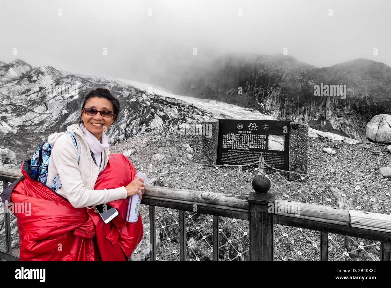 Chinesische Touristen, die den Gletscher im Jade Dragon Snow Mnt, Yulong Xueshan, Lijiang, Provinz Yunnan, China, betrachten. Die Gletscher sind das ganze Jahr über zu sehen. Stockfoto