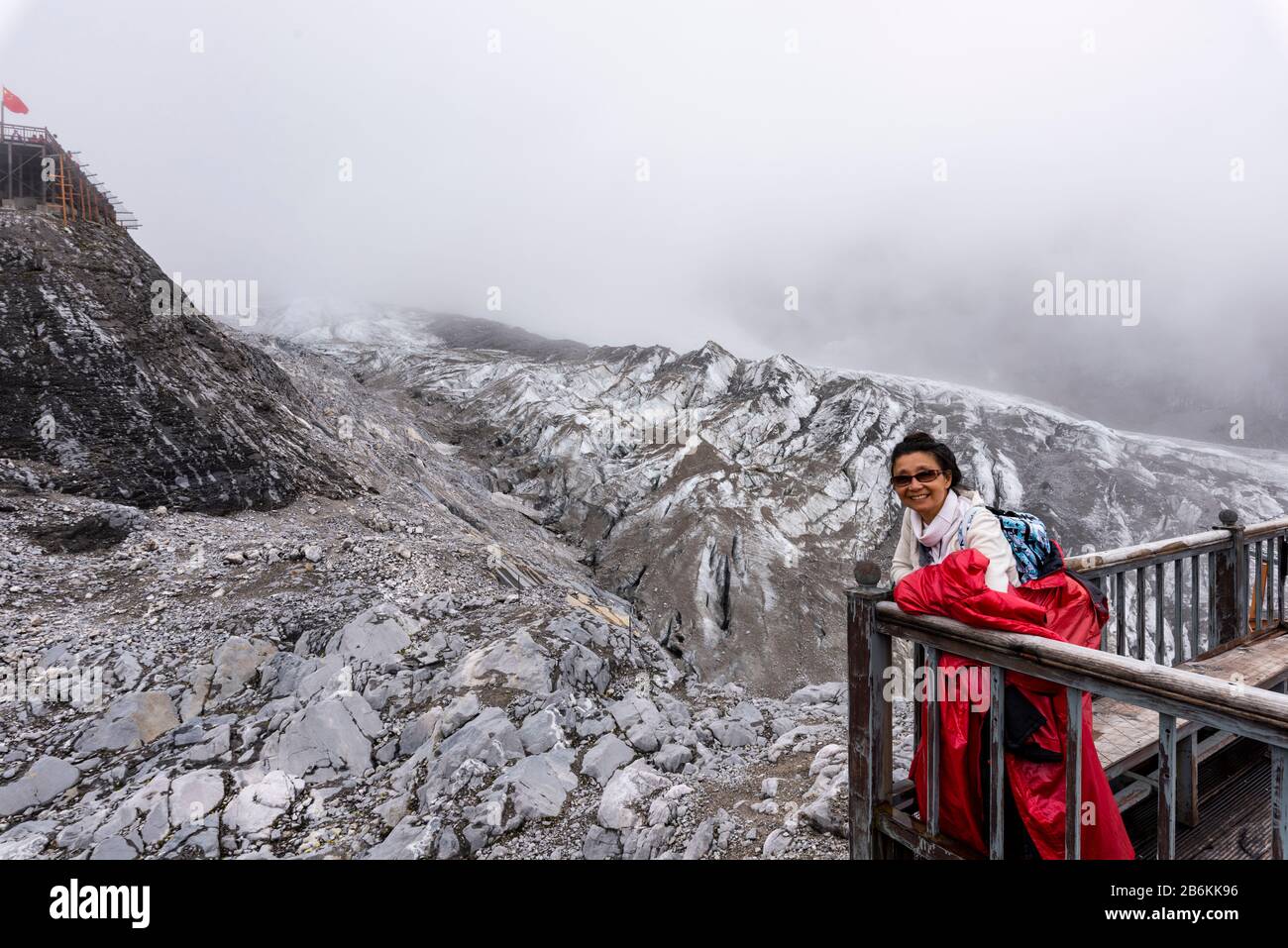 Chinesische Touristen, die den Gletscher im Jade Dragon Snow Mnt, Yulong Xueshan, Lijiang, Provinz Yunnan, China, betrachten, wo er das ganze Jahr über zu sehen ist. Stockfoto