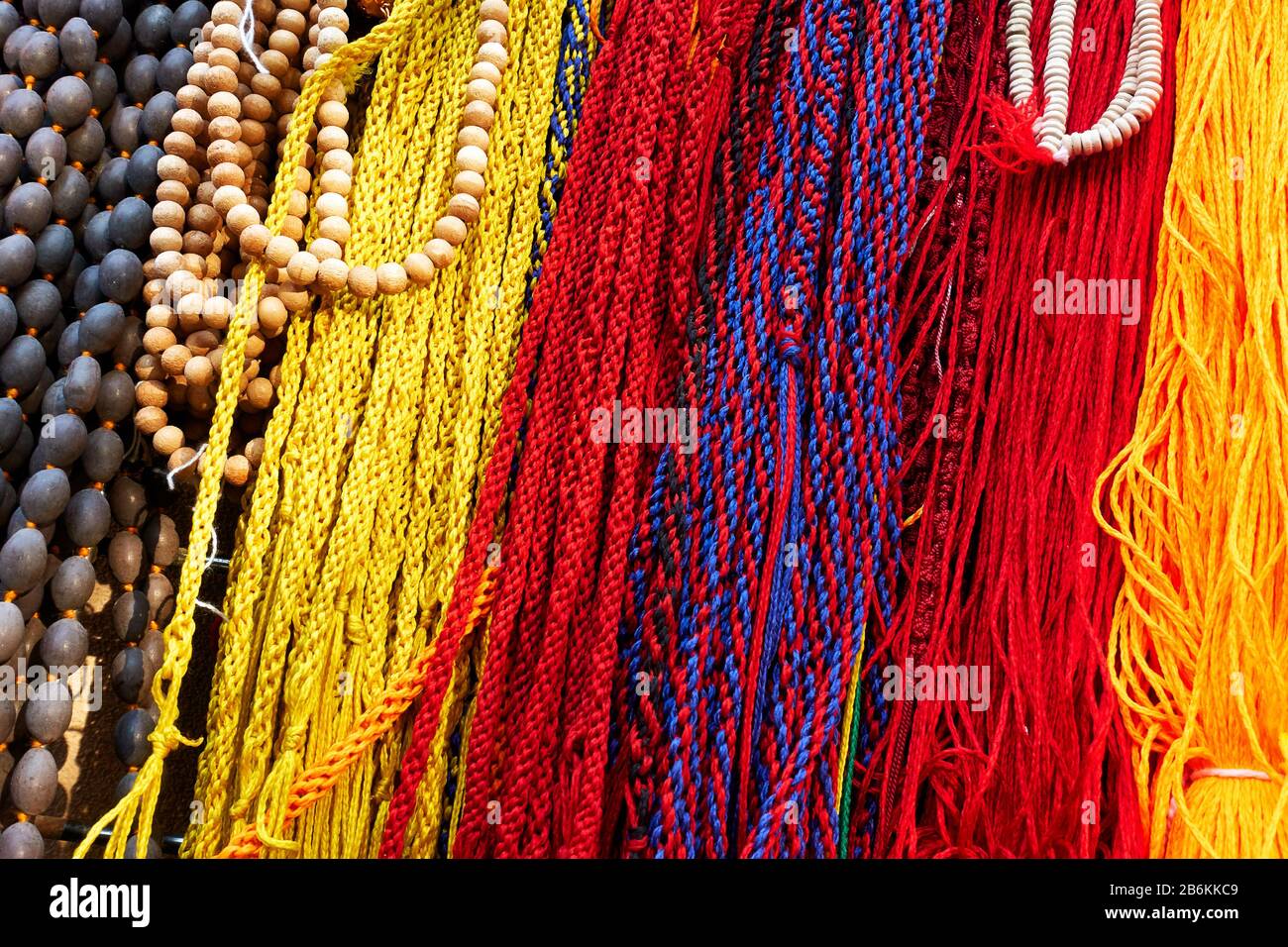 Indische Schnürsenkel in verschiedenen Farben und Perlen auf dem Markt - Motley ethnische Herkunft Stockfoto