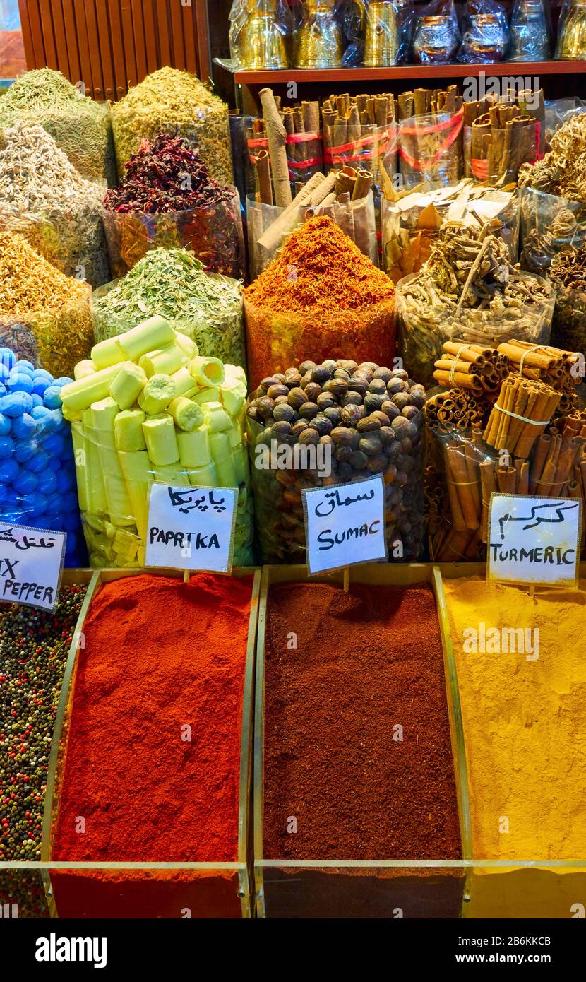 Verschiedene Gewürze und Kräuter auf dem Markt in Dubai, VAE Stockfoto