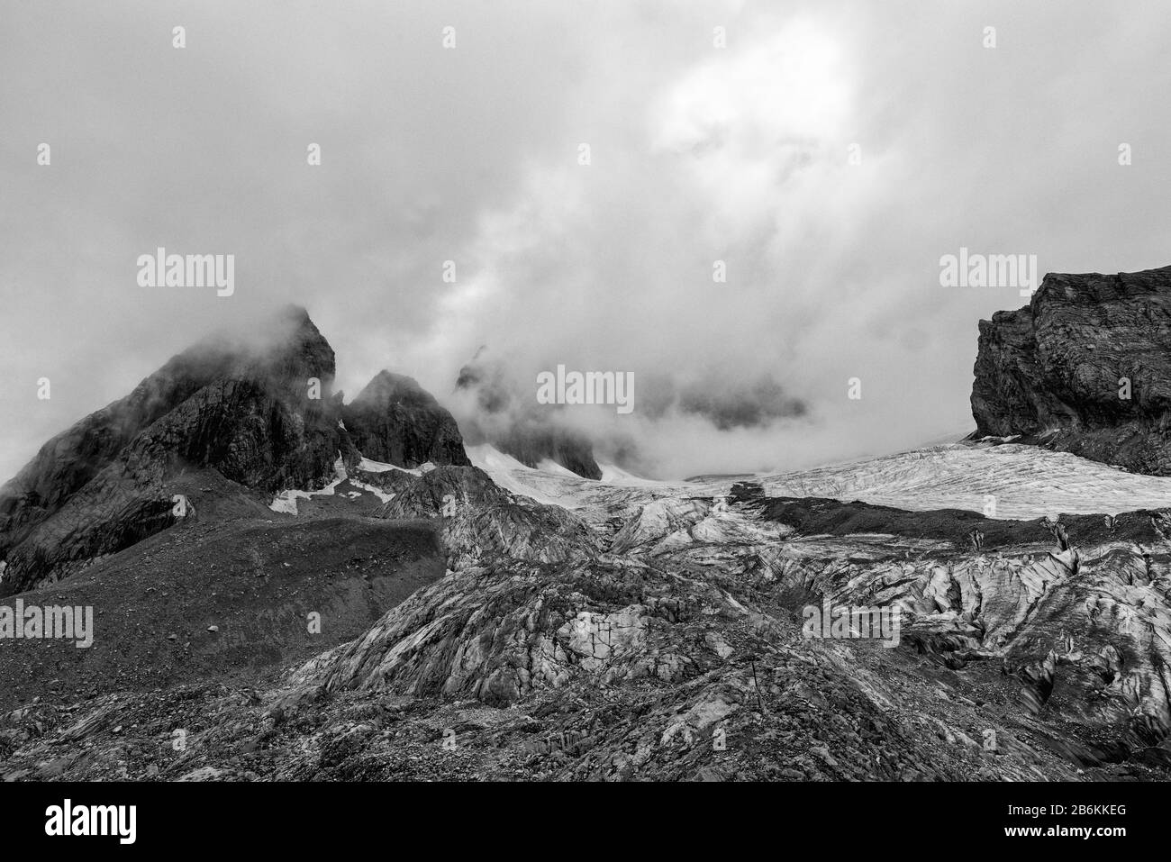 Der Schnee-Berg Jade Dragon, Yulong Xueshan, Lijiang, Provinz Yunnan, China, wo die Gletscher das ganze Jahr über zu sehen sind. Stockfoto