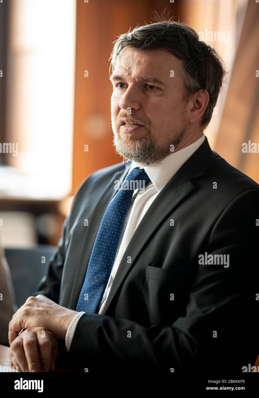 Neuruppin, Deutschland. März 2020. Ralf Reinhardt (SPD), Landrat des Landkreises Ostprignitz-Ruppin, nimmt an einer Pressekonferenz zum aktuellen Status der Ausbreitung des Coronavirus im Landkreis Ostprignitz-Ruppin Teil. Insgesamt 19 Menschen im Bezirk hatten Kontakt zu einer mit dem Corona-Virus infizierten Berliner Frau. Credit: Fabian Sommer / dpa / Alamy Live News Stockfoto