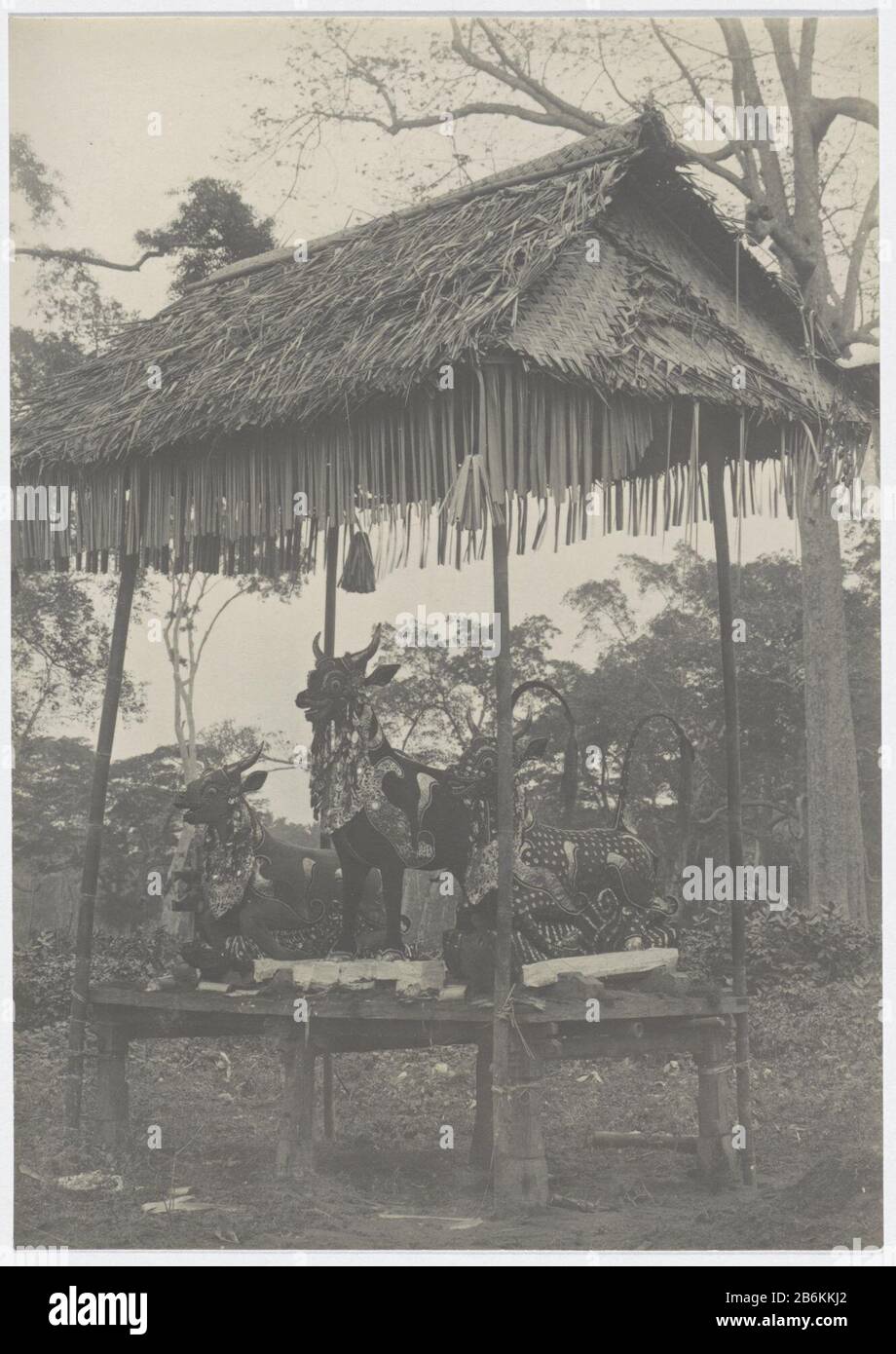 Ein hinduistisches Kremationsritual, bei dem Knochen und Überreste auf rinderartigen Bildern zu tun sind, bevor sie EINEM hinduistischen Kremationsritual Verbrannt Werden, Bei Dem: Mit Knochen und bleibt auf rinderähnlichen Bildern zu tun, bevor sie verbirdet sind. Objekttyp : Bild Artikelnummer: RP-F 2001-17-177 Aufschriften / Marken: Aufschrift, Rückseite, Bleistift auf Papier: "Wann: Um eine Leiche verbrannt zu werden, wird sie aus dem Grab abgebaut. Danach wurde Restfleisch vom Skelett abgeschabt. Die restlichen Knochen werden in immestaande Rindern aus kostbaren Stoffen hergestellt. Das stehende Rindfleisch enthält die Knochen von EE NMAN der höchsten Stockfoto