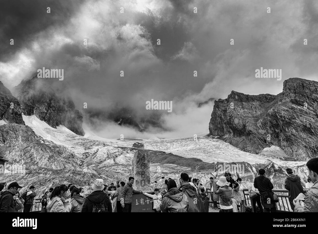 Höhenmarkierung am Jade Dragon Snow Mountain, Yulong Xueshan, Lijiang, Provinz Yunnan, China, wo die Gletscher das ganze Jahr über zu sehen sind. Stockfoto