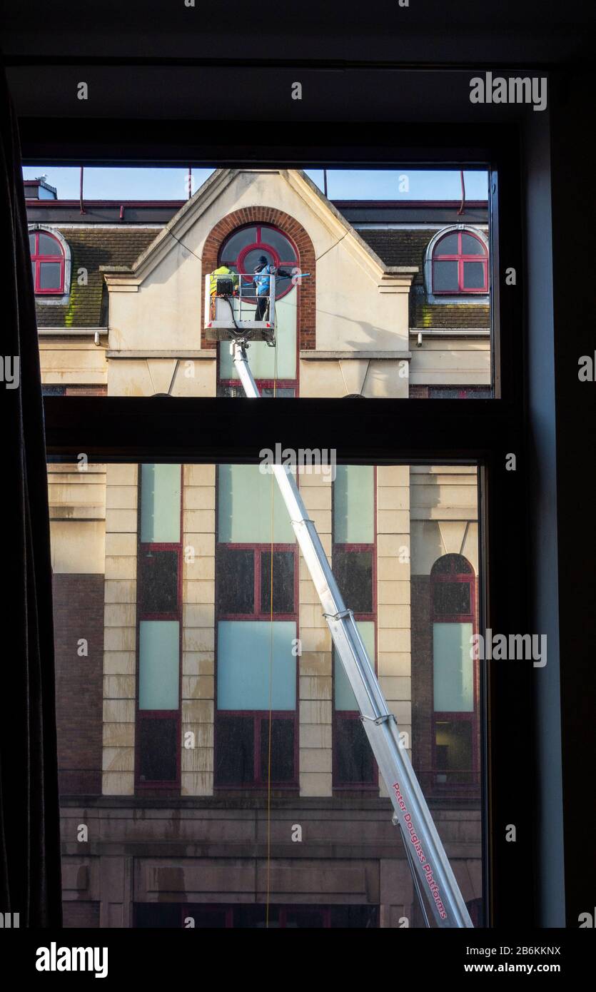 Fensterputzer auf einer langen Hebebühne in Liverpool Stockfoto