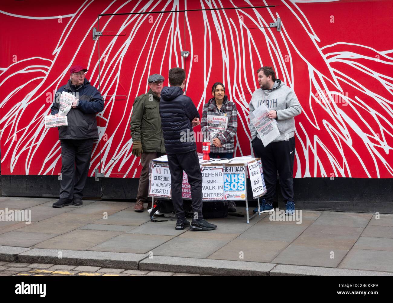 Eine Gruppe, die die sozialistische Zeitung und die politische Partei in Liverpool fördert und unterstützt Stockfoto