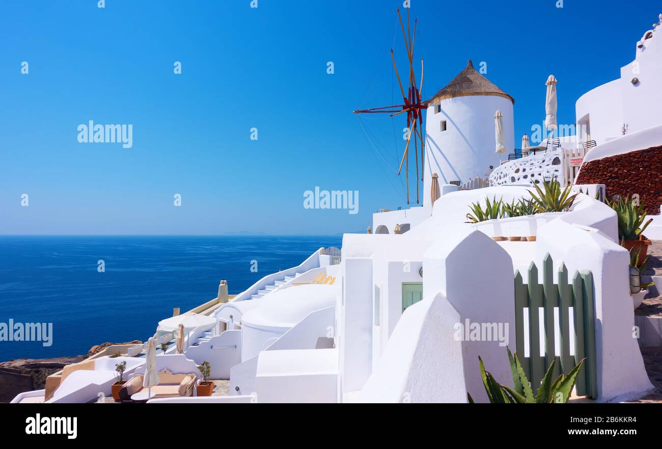 Blick auf die Stadt Oia auf der Insel Santorini mit alten weiß getünchten Häusern und Windmühle, Griechenland - griechische Landschaft Stockfoto