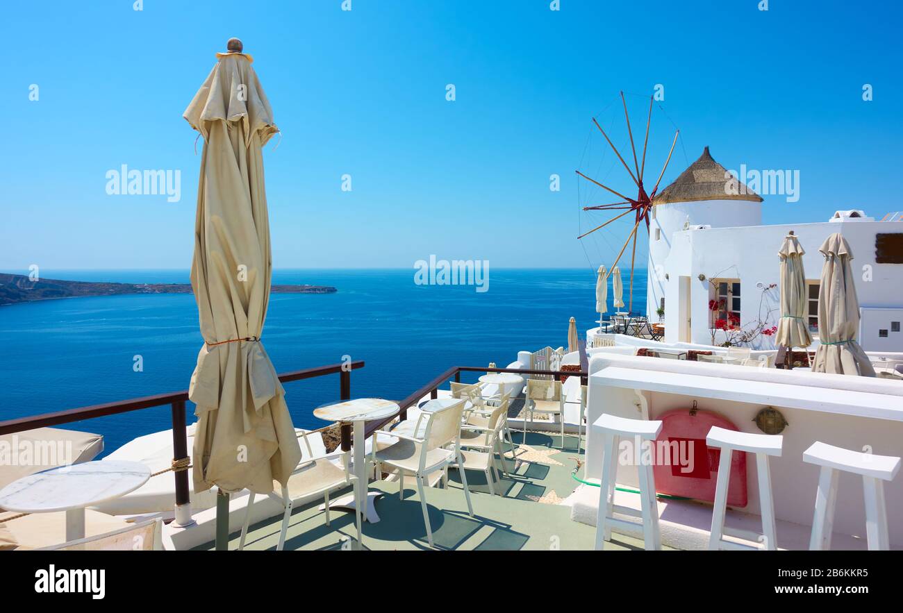 Blick auf die Stadt Oia auf der Insel Santorini mit alter, weiß getünchten Windmühle, Griechenland - griechische Landschaft mit Platz für Ihren eigenen Text Stockfoto