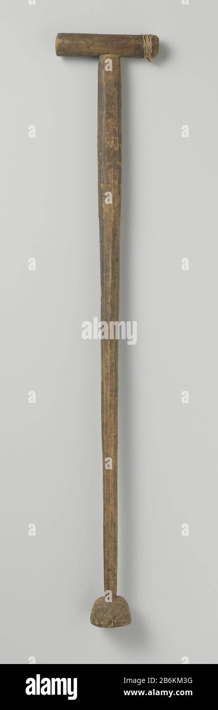 Ein Hocker für Willem Barents Cane, vermutlich William Barendsz, NM-NM-7758 Stok of wandelstok traf Haaks op stok een handvat en aan de onderkant een halfrond pootje (Platte kant onder, bolle kant boven). RONDOM het handvat is een stukje touw gewikkeld. De stok ist Stockfoto