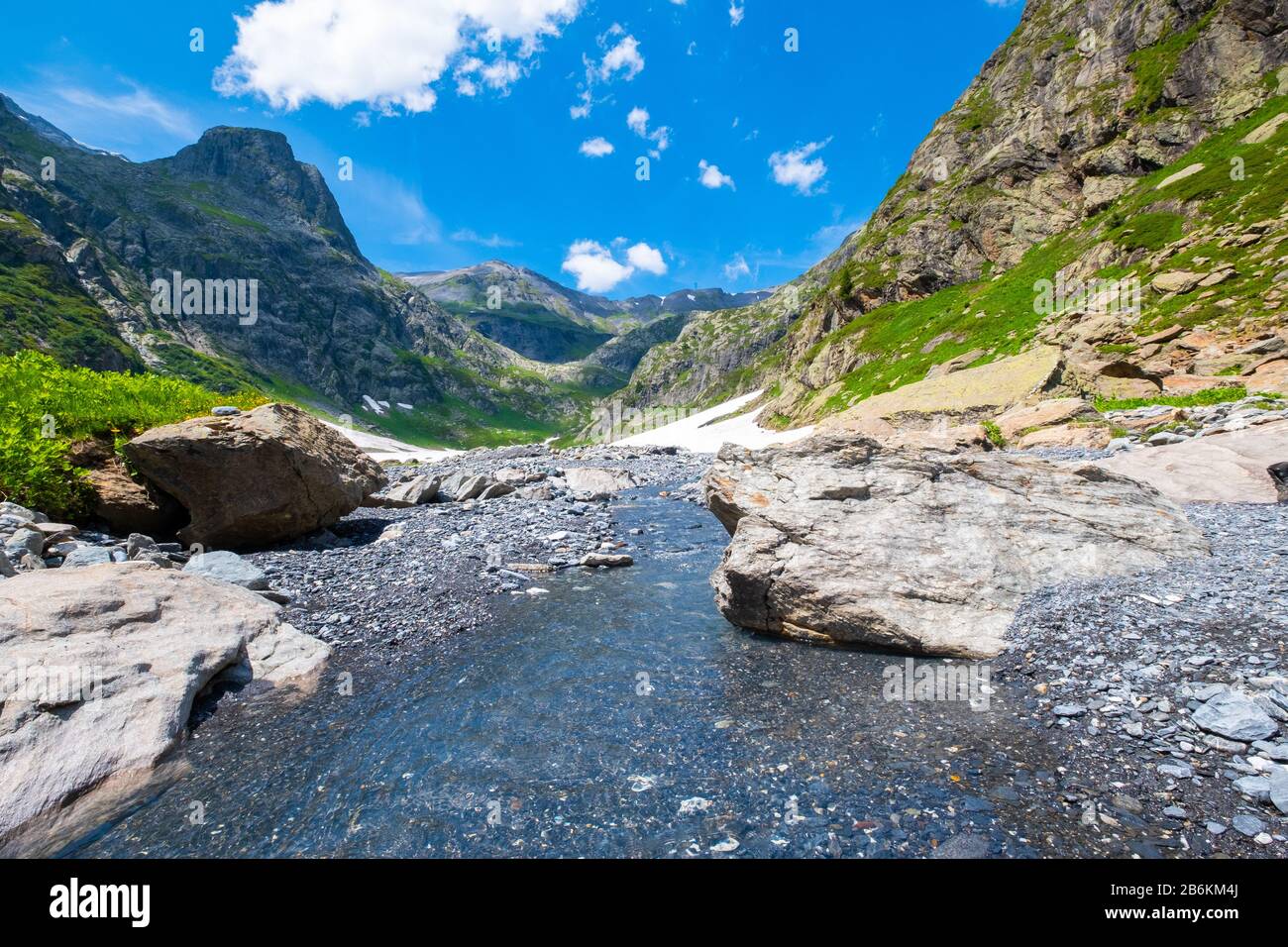 Tal und Fluss Tre les Eaux in Chamonix, Frankreich Stockfoto