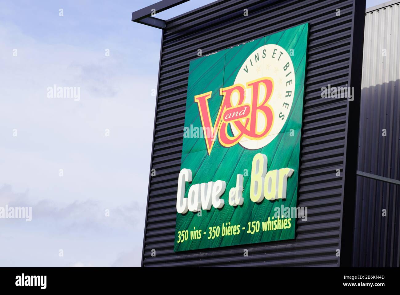 Bordeaux, Aquitanien/Frankreich - 10 23 2019: V&B V und B Bar und Keller verkaufen Weinrebe Bierladen und Barladen Logo Stockfoto