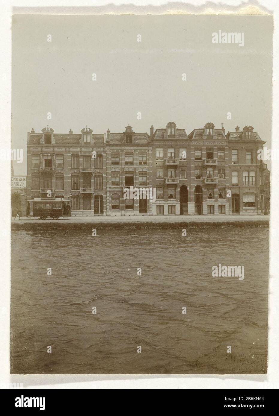 Reihenhäuser, am Ufer gelegen, Amsterdam, Niederlande, REIHENHÄUSER, am Ufer, Amsterdam, Niederlande (?). Eine Pferdestraßenbahn ist einfach nur zien. Hersteller : Fotograf: Anonymer Ort Herstellung: Amsterdam (möglich) Datum: Ca. 1900 Physikalische Merkmale: Dolchcollodiumzilverdruk auf Papier Material: Papiertechnik: Dolchcollodiumzilverdruk Abmessungen: Foto: H 109 mm × W 78 mm Stockfoto