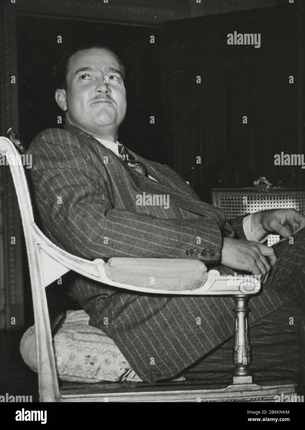 Einer der Teilnehmer des RTC CA Eman Surinamese in den Niederlanden 29 Fotos aus dem Archiv unserer freien Niederlande (Serientitel) Einer der Teilnehmer im Auftrag von Curaçao an der Round Table Conference zwischen den Niederlanden und dem Westen: Herr C.A. EMAN, Rechtsanwalt und Politiker. Er ist Vorsitzender der Aruban People's Party, der einzigen Partei auf Aruba. Hersteller : Fotograf: Parti Camp Laats Herstellung: Den Haag Datum: Feb 1948 Material: Papiertechnik: Fotografie Abmessungen: H 20 cm. B × 15 cm. Betrifft: Rundtisch (1948) Wann: 1948-02 - 1948-02 Stockfoto