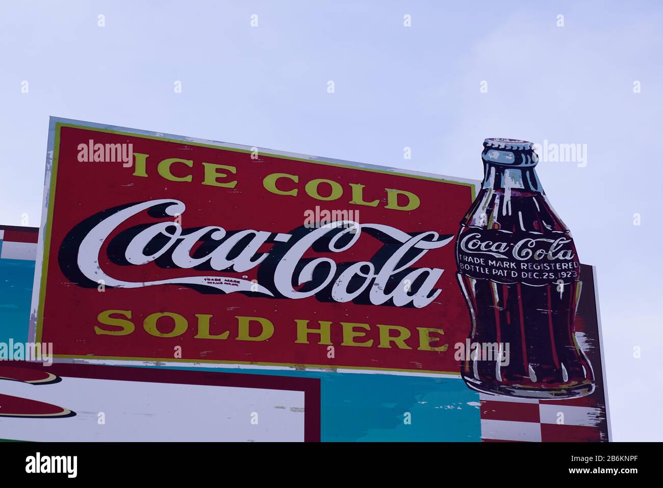 Bordeaux, Aquitanien / Frankreich - 12 28 2019 : Vintage Coca Cola Werbezeichen Logo Café Café Carbonated Softdrink produziert Erfrischung dr. Stockfoto