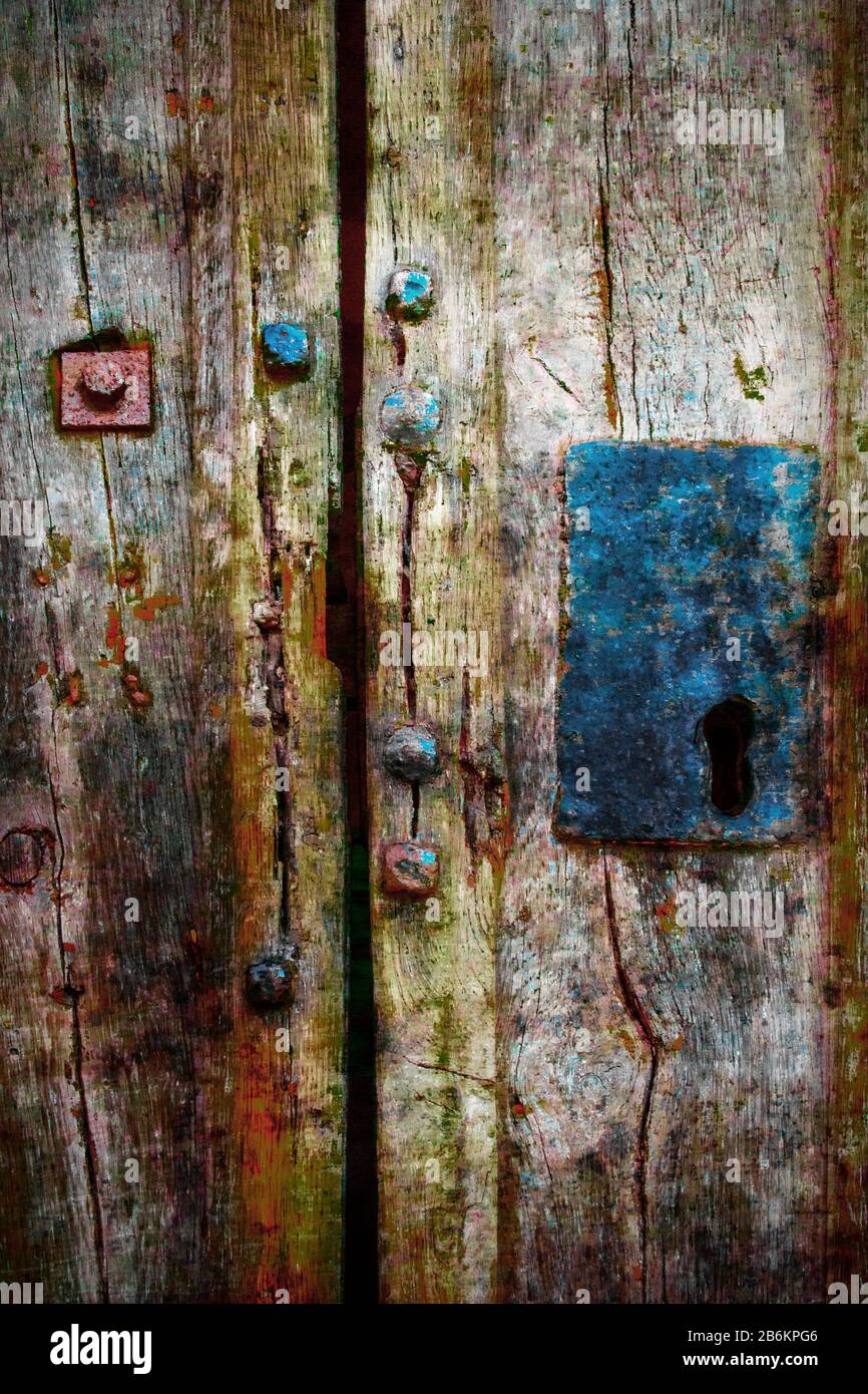 Detail der rustikalen Kirchentür mit Schlosskönig lynn norfolk england Stockfoto