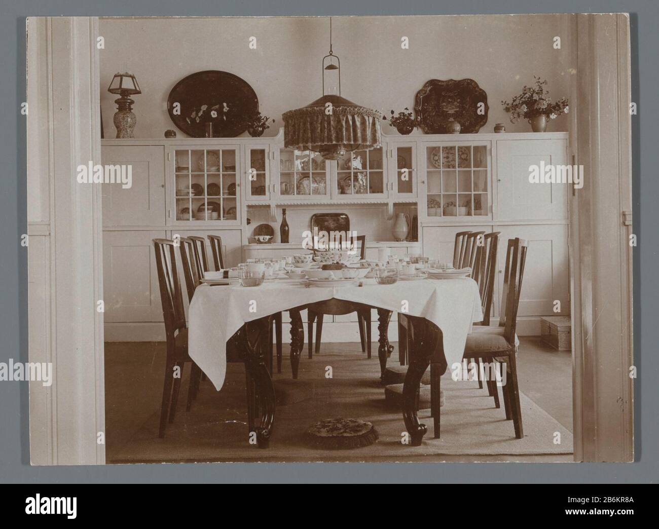 Esszimmer Tisch Esstisch Set Tisch Objekttyp: Bild Artikelnummer: RP-F 00-6788 Hersteller: Fotograf: Cornelia Hendrika Jonker (Bereich) Von: 1880 - 1940 Material: Papiertechnik: Dolchtcollodiumzilverdruk Abmessungen: Papier: H 89 mm × W 113 mm Betreff: Esszimmer innen des Hauses Stockfoto