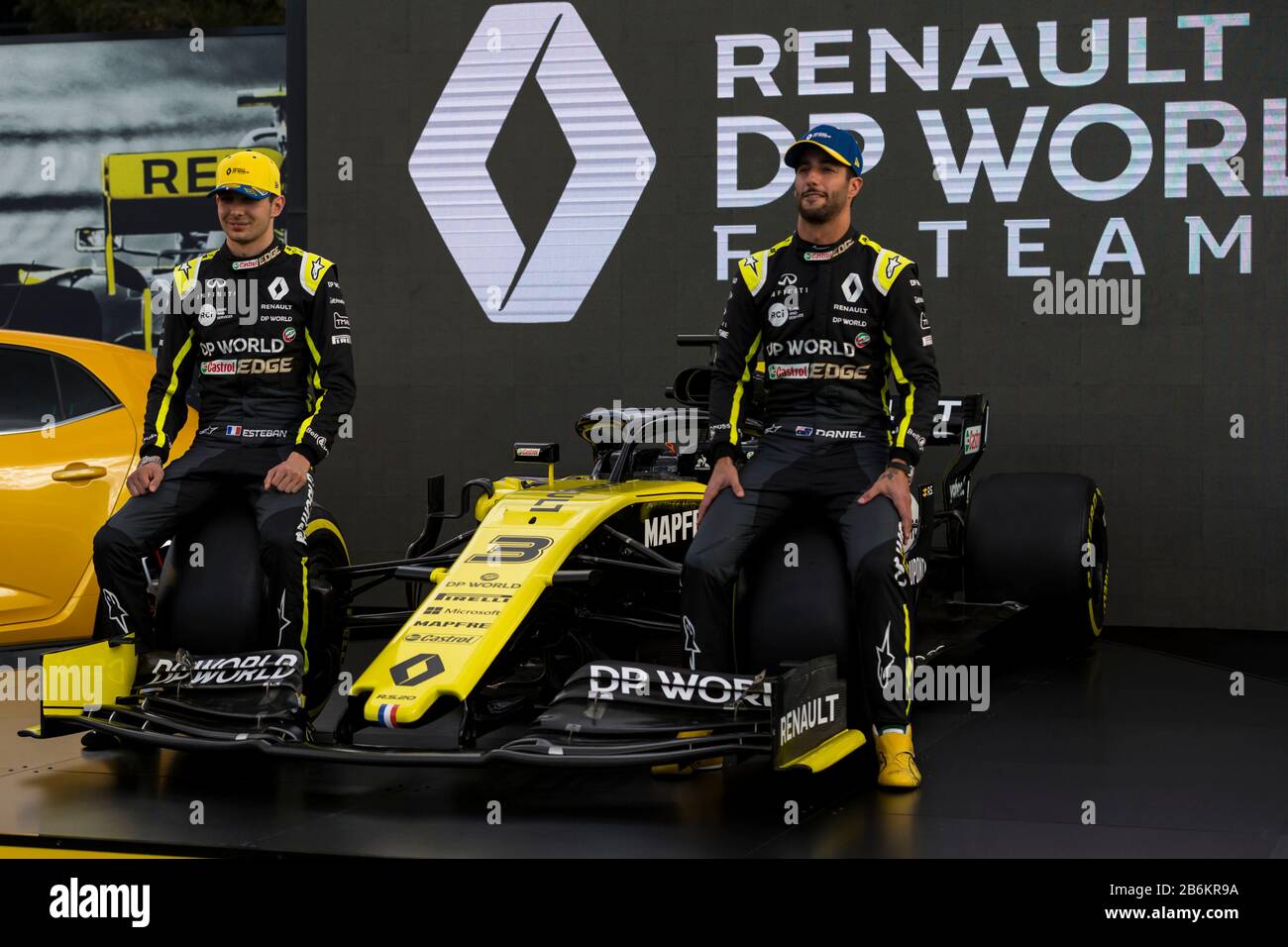 Albert Park, Melbourne, Australien. März 2020. Formel 1, großer Preis von Australien, Ankunftstag; Renault-Fahrer Esteban Ocon und Daniel Ricciardo bei der Markteinführung von Renault Stockfoto