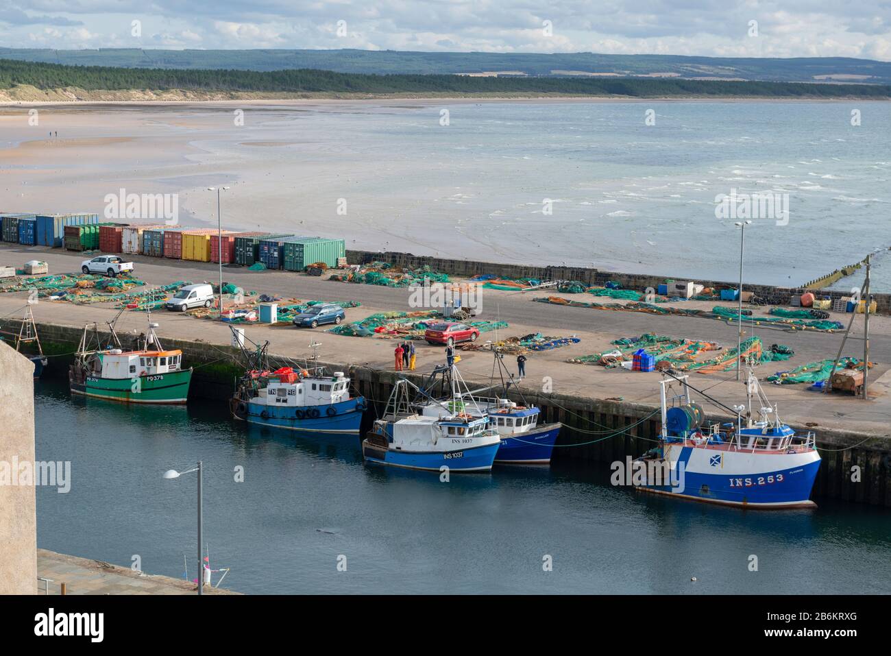 Fischerboote, die im Hafen von Burghead in der Nähe von Elgin, Moray, Schottland, gefesselt sind Stockfoto