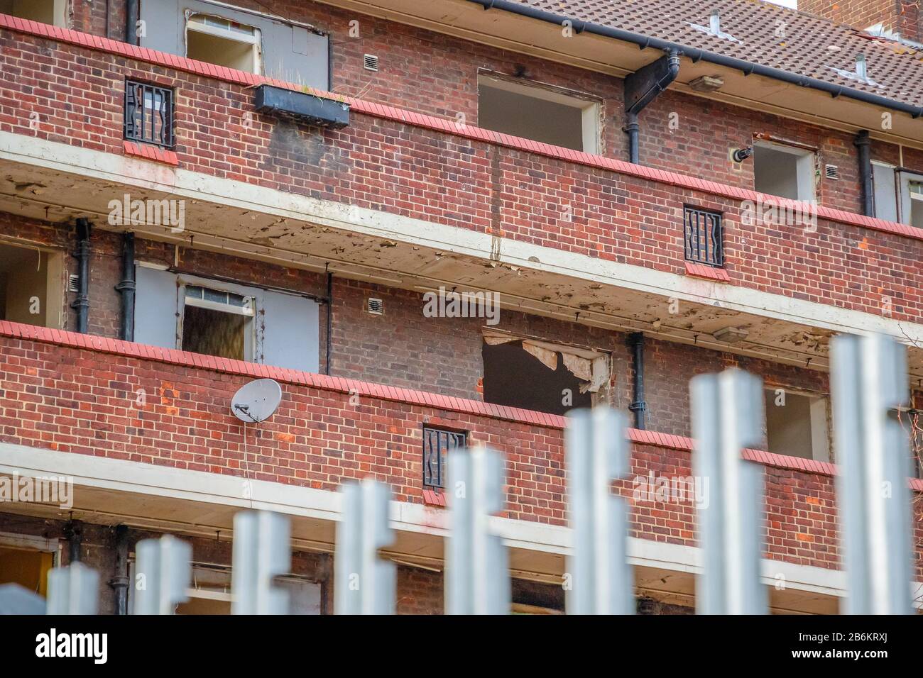 Verlassener wohnblock des rates rund um das Gebiet von Walworth im Südosten Londons Stockfoto