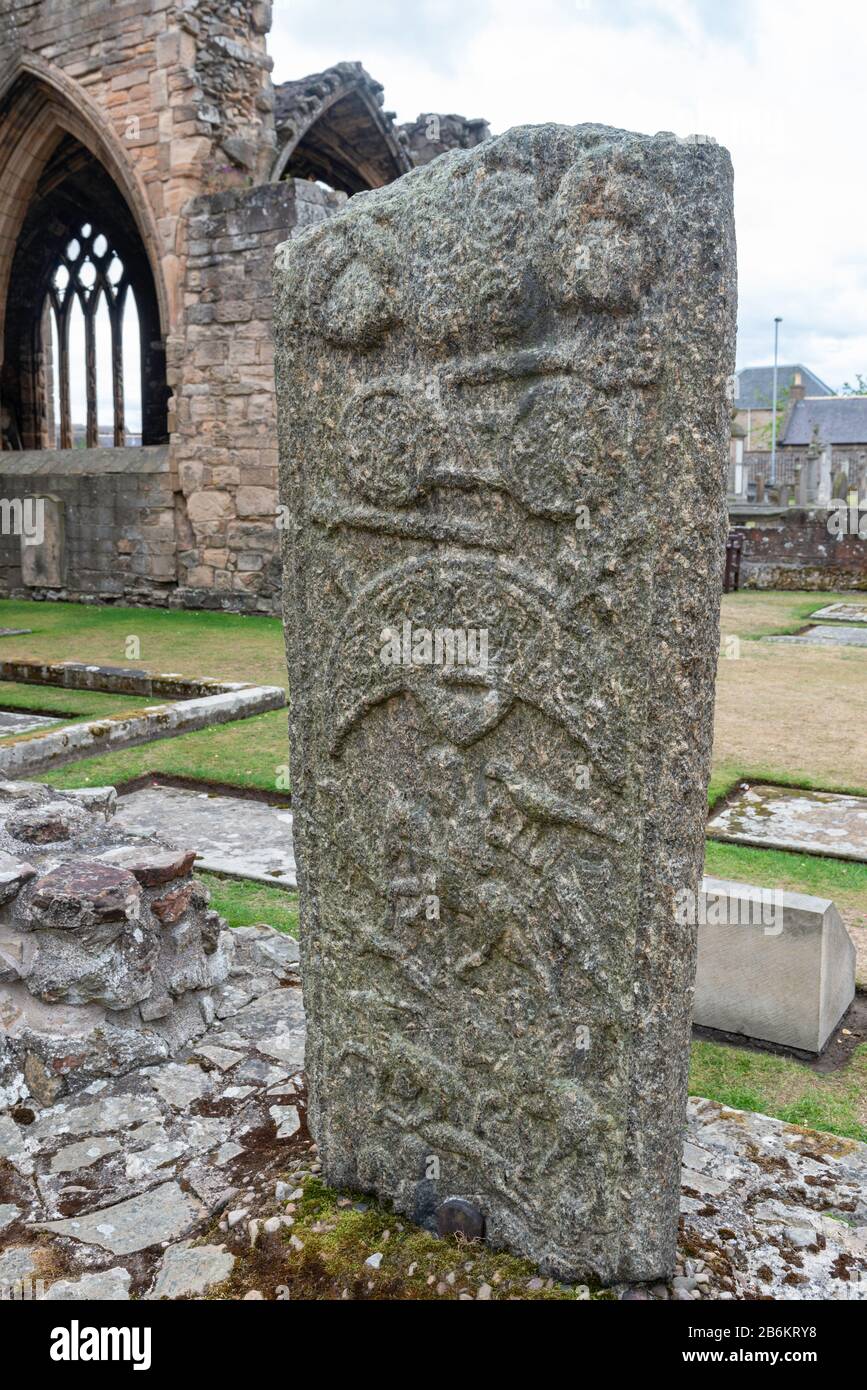 Die aus dem 9. Jahrhundert geschnitzte Kreuzplatte aus Pictisch im Gelände der Kathedrale von Elgin Stockfoto