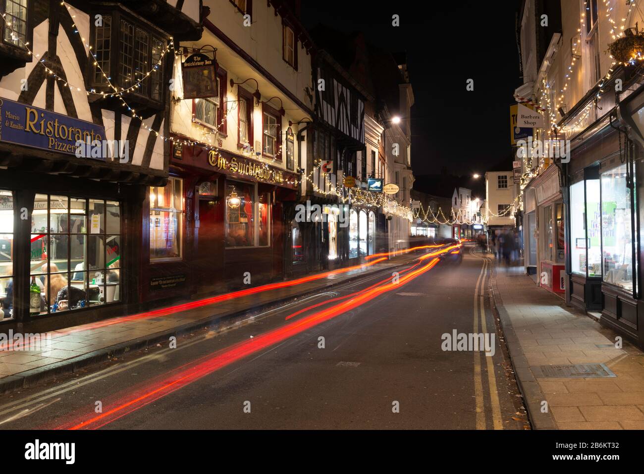 Goodramgate, York zu Weihnachten: Eine der Haupteinkaufsstraßen Yorks nachts während der Festtage Stockfoto