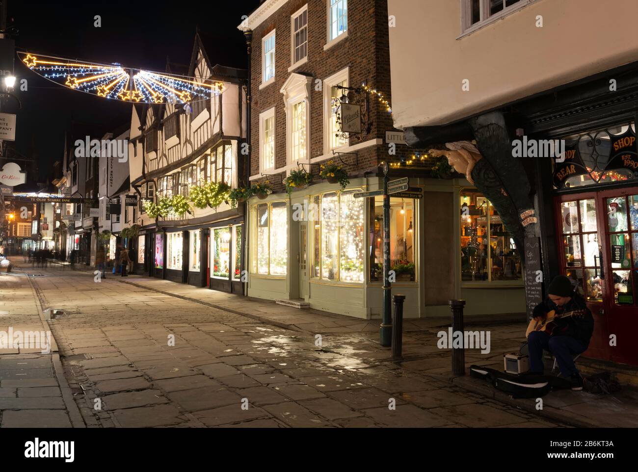 StoneGate, York zu Weihnachten: Eine der Haupteinkaufsstraßen Yorks nachts während der Festtage Stockfoto