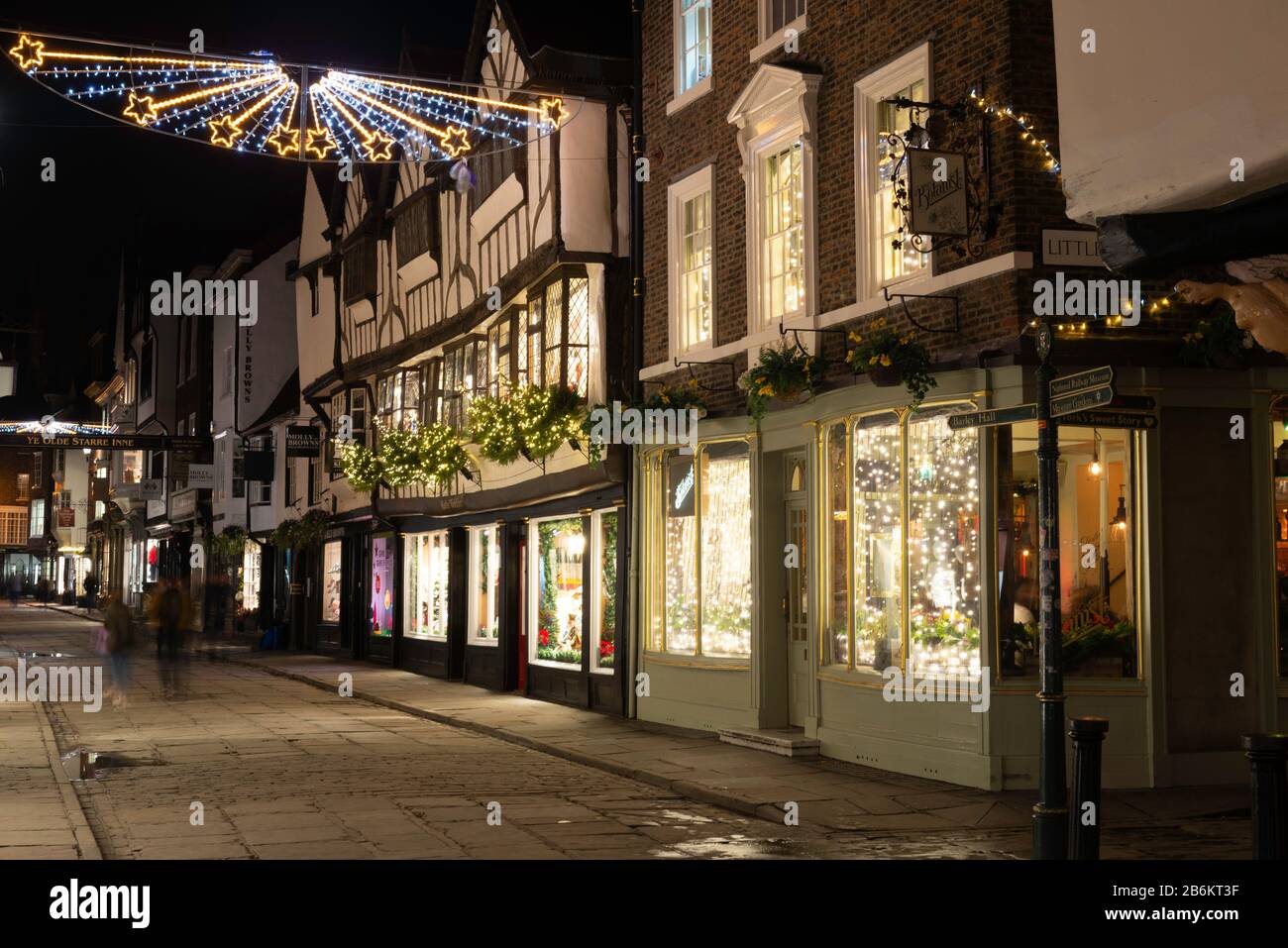 StoneGate, York zu Weihnachten: Eine der Haupteinkaufsstraßen Yorks nachts während der Festtage Stockfoto