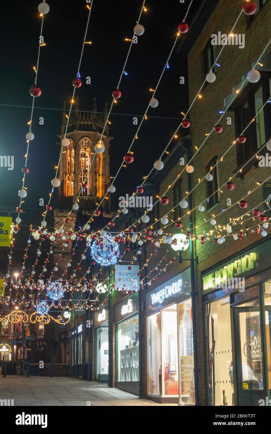 Coppergate, York zu Weihnachten: Eine der Haupteinkaufsstraßen Yorks nachts während der Festtage Stockfoto