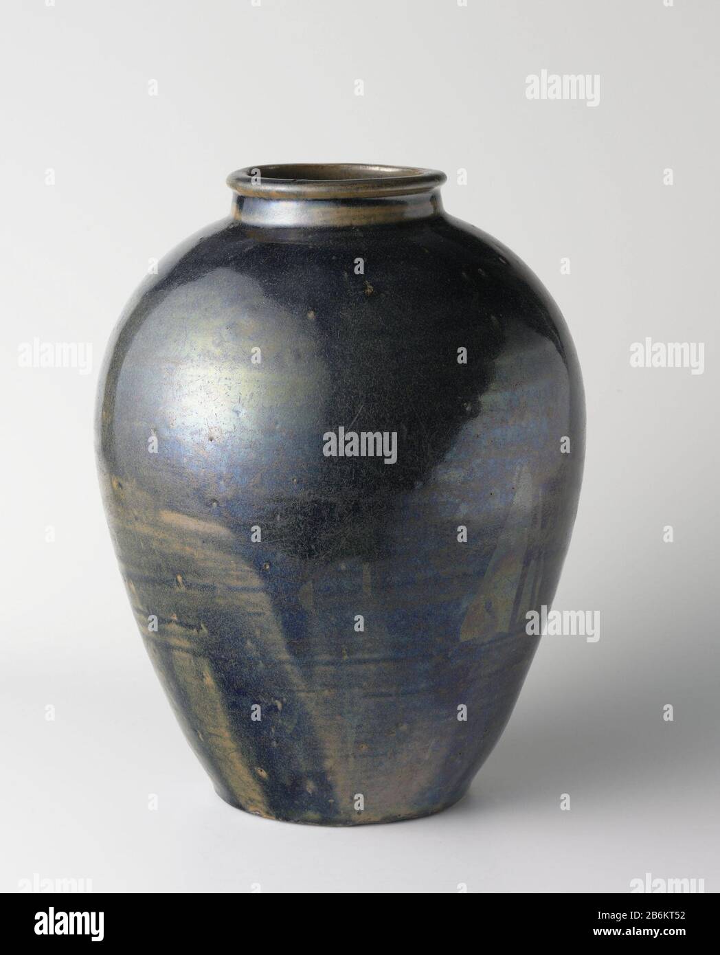 Ovoid jar with a blau-Black Email Eivormige pot van steengoed met een korte, wijde nek, bedekt met een blauwzwart glazuur. De pot is bedoeld voor het bewaren van theebladeren. Oud Label op de onderzijde met 'W843'. Hersteller : Pottenbakker: AnoniemPlaats Herstellung: Japan dating: CA. 1600 - ca. 1860-Schule / stijl: Edo-Periode (1600-1868) Physikalische Kenmerken: Steengoed met een blauwzwart Glazuur Material: Steengoed Glazuur Techniek: Draaiend bewerken / bakken / Glauren Abmessungen: H 29 cmrand: D 10,2 cmbuik: D 22,3 cmvoet: D 11,7 cm Stockfoto