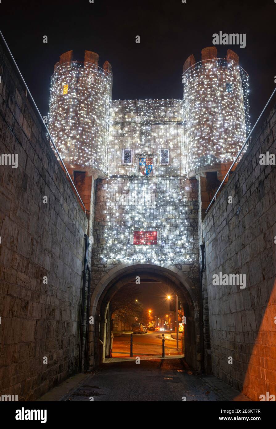 Weihnachtsbeleuchtung auf dem Turm der Walmgate Bar, York, von der Innenseite des barbican aus Stockfoto