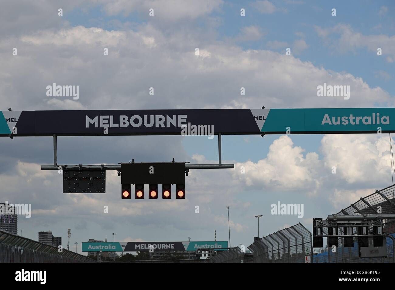 Albert Park, Melbourne, Australien. März 2020. Formel 1 Australien Grand Prix, Einrichtungstag; Melbourne Signage auf den Startlichtern Posten Credit: Action Plus Sports/Alamy Live News Stockfoto