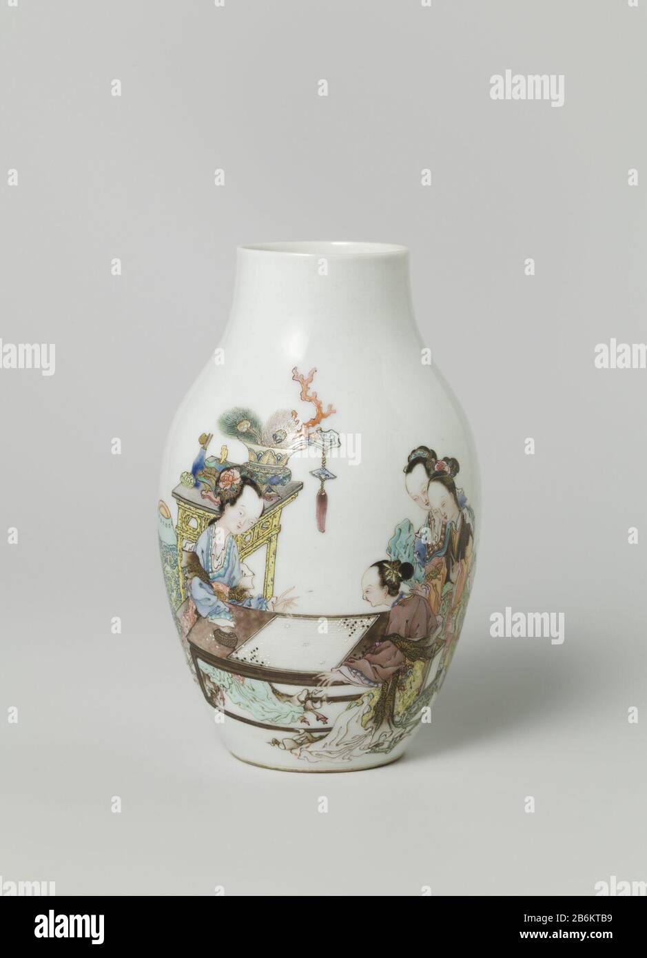 Eiförmige Vase mit vier Frauen und zwei Kindern zu einem Tisch mit einer Aufschrift Eivormige vaas van porselein traf wijde, korte nek, beschilderd op het glazuur in blauw, Rood, roze, Groen, geel, Paars, zwart en goud. OP de Wand een tafereel van twee 'go' spelende dames aan een tafel met vier toeschouwers, twee dames en twee kinderen, naast de toeschouwers een bloemenvaas, achter de spelende vrouwen een tafel met antiquiteiten (vaas met pauwenveren, korbrate, tweaze, tweaze, tweaze, tweaze, tweaze, tweaze, tweaze, tweaze, tweaze, tweaze, wistaal, tweaze, twea OP de dere zijde een inscriptie 'Afbeelding van een spel 'go', ge Stockfoto