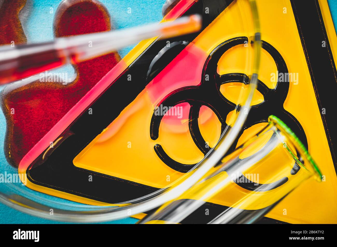 Biohazarazard-Zeichen, Petrischale und Reagenzglas, Coronavirus-Ausbruch Stockfoto