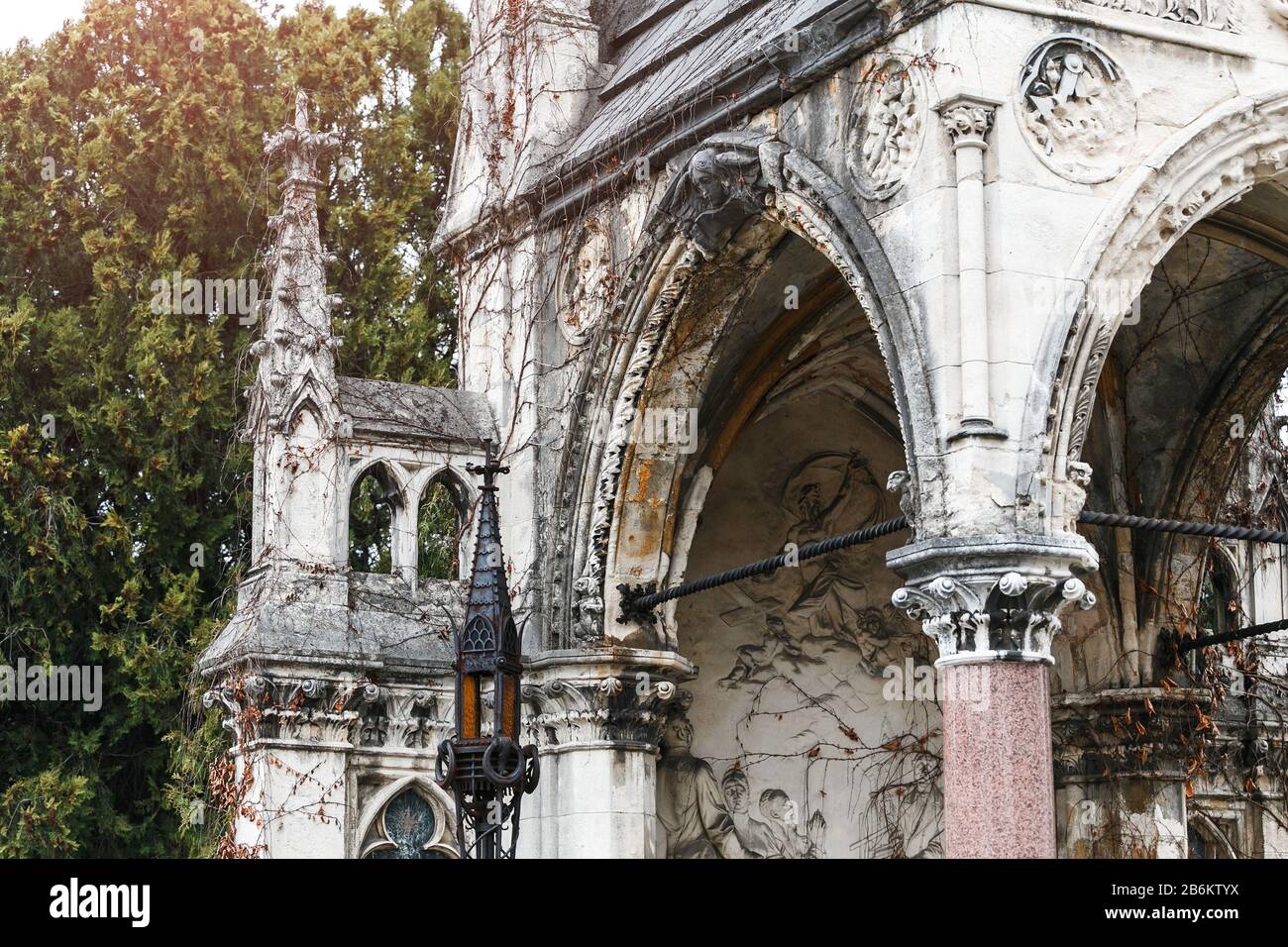 Altes verlassenes gotisches Grabgebäude auf dem Wiener Zentralfriedhof Stockfoto