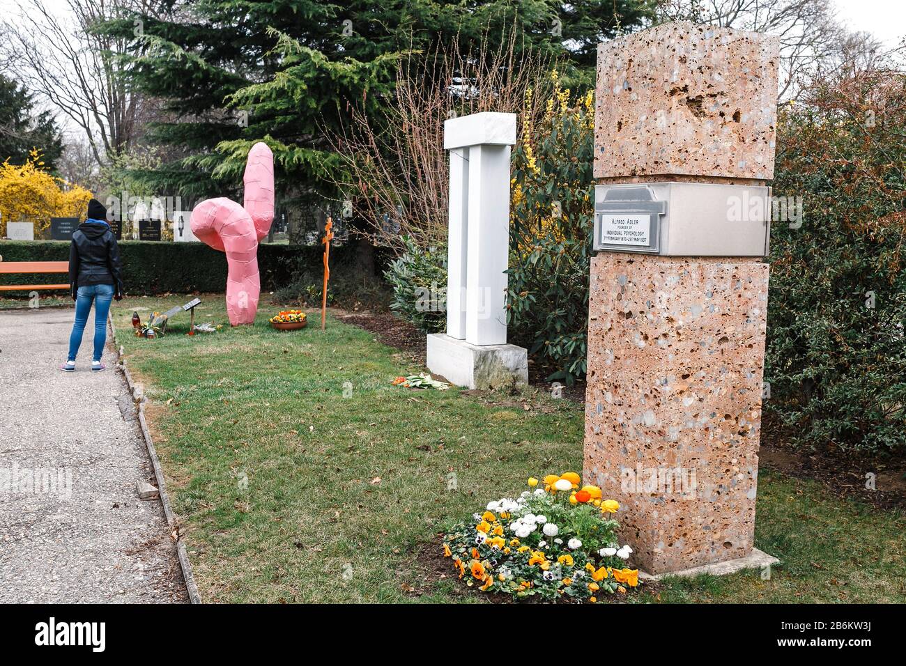24. MÄRZ 2017, WIEN, ÖSTERREICH: Grab und Denkmal von Alfred Adler, dem Begründer der Individualpsychologie auf dem Wiener Zentralfriedhof Stockfoto