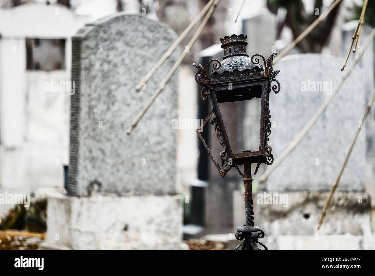 Alte, zerstörte und überwucherte Denkmäler auf Gräbern auf dem Wiener Zentralfriedhof Stockfoto