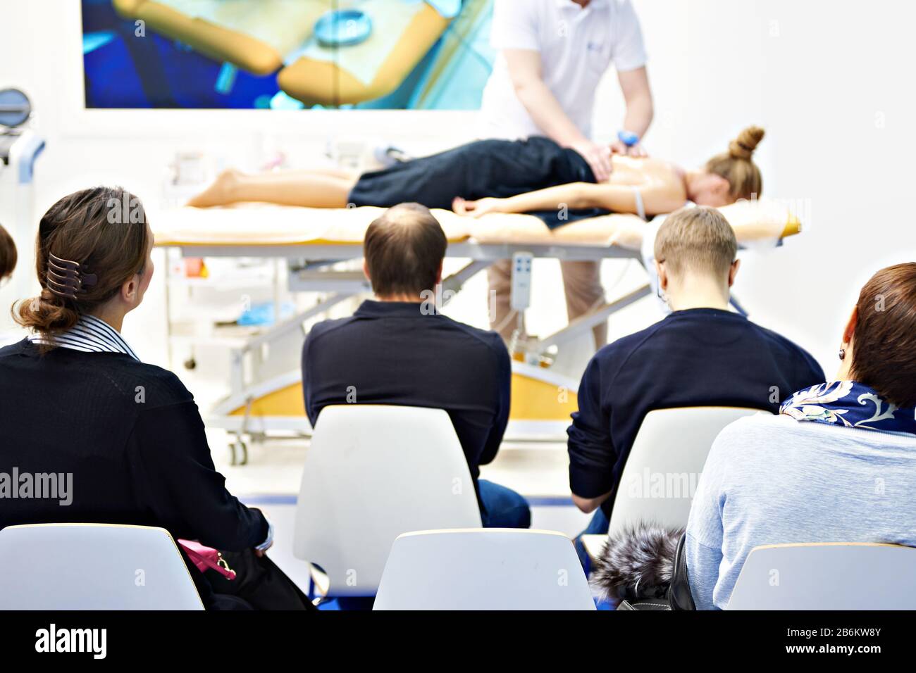 Massagetraining im medizinischen Klassenzimmer Stockfoto