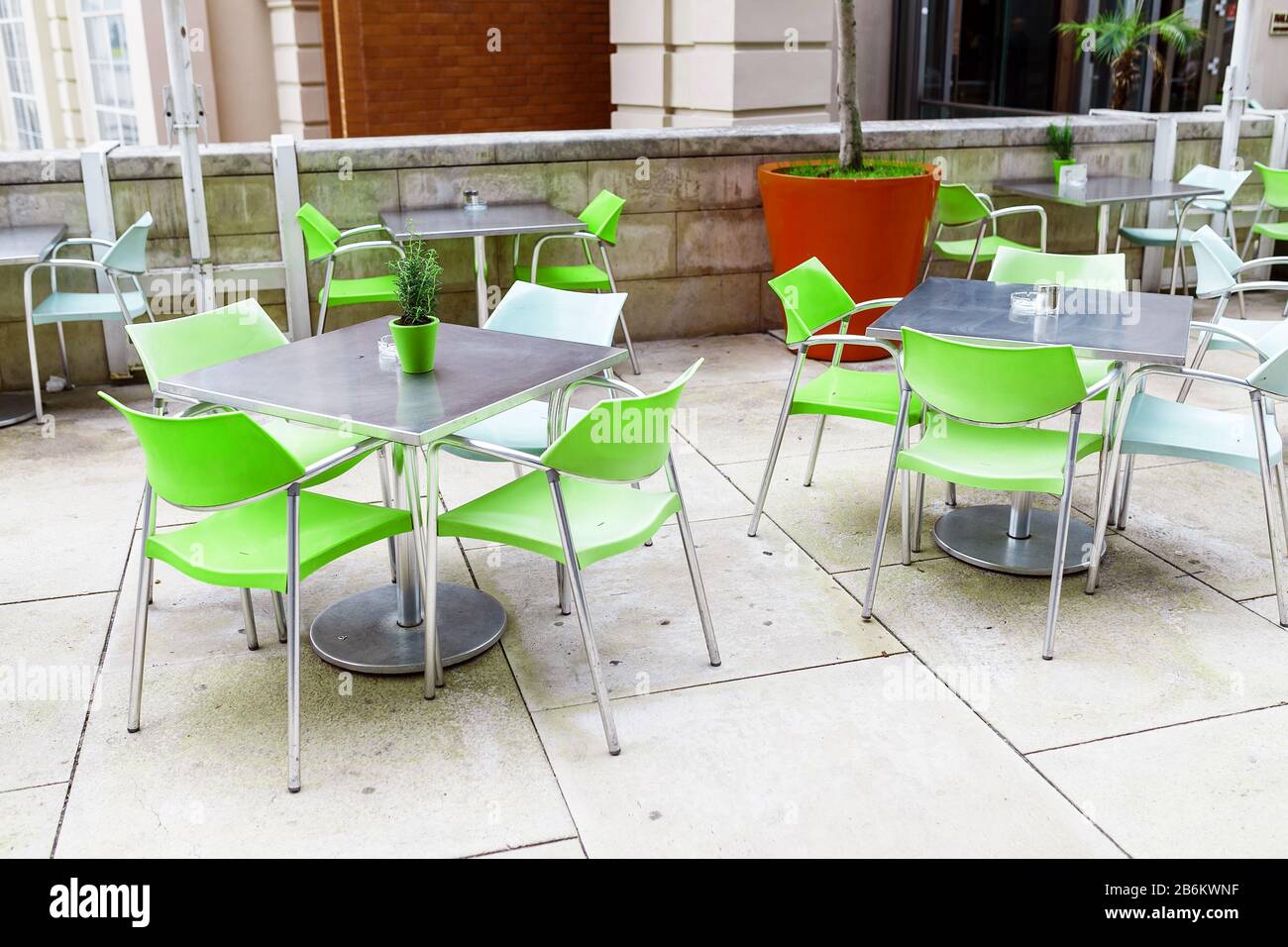 Leeres Café im Freien an der Stadtstraße mit Stühlen und Tisch Stockfoto