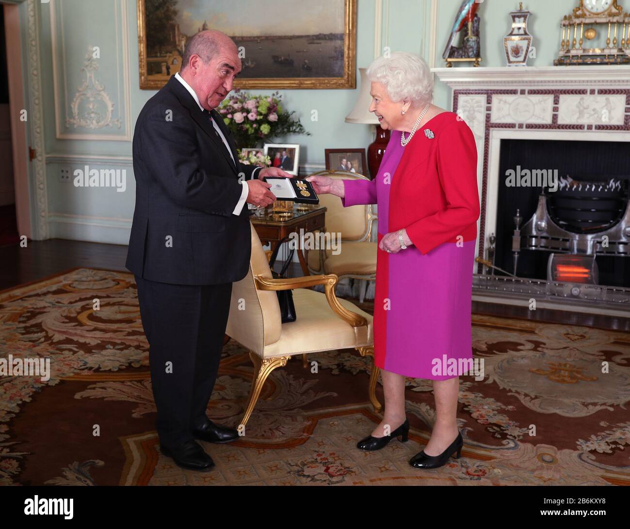 Königin Elizabeth II., souveräner Leiter, der Am Meisten erdenkliche Orden des Krankenhauses St. Johannes von Jerusalem, empfängt Professor Mark Compton, Lord Prior des Order of St John, während eines Publikums, in dem er Ihrer Majestät die OrderÕs First Ever Service Medal in Gold im Buckingham Palace, London, überreichte. Stockfoto