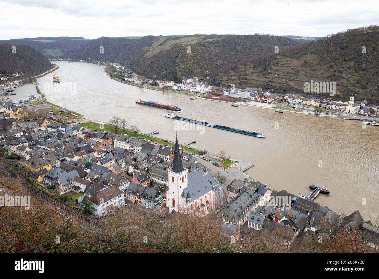 Bargen am Rhein im Winter vorbei an St. Goar und St. Goarshausen, Deutschland Stockfoto