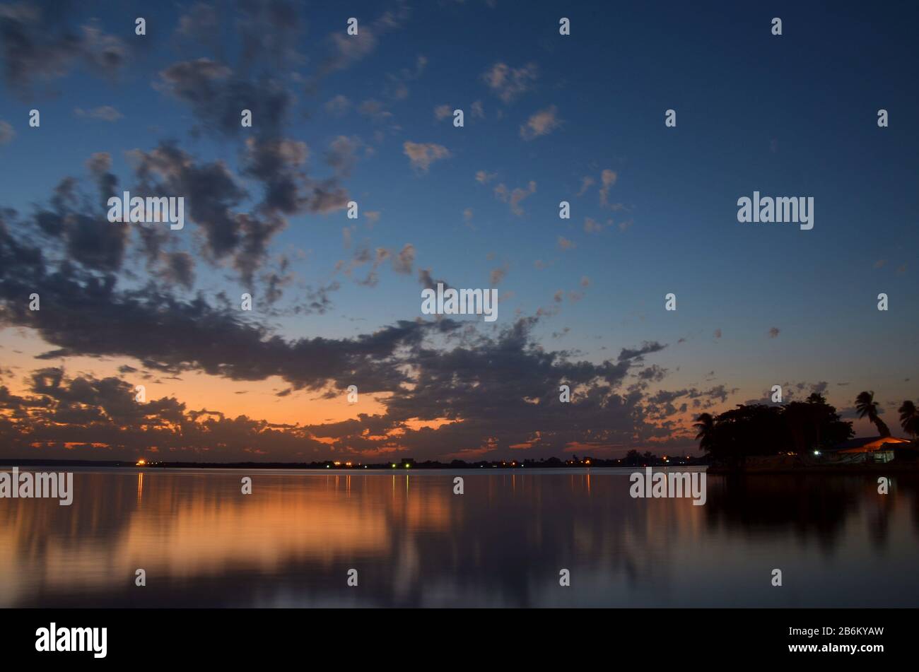 Nach Sonnenuntergang spiegelt sich der Himmel in der Bucht wider Stockfoto