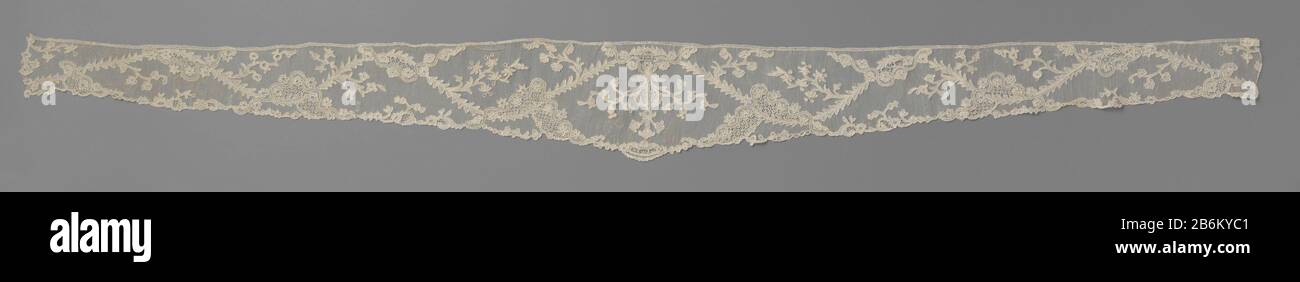 Engageante van naaldkant In einer verbreiterten Mitte ist ein symmetrischer dreiteiliger Ast, von Wo: Aus einem gewellten Ast mit verlängerten Schuppen entspringt. Von den Seiten bestehen Dreiecke, die von einem gewellten Band, Rosetten und einem feinen und abwechslungsreichen Gitter<unk> Rivière gebildet werden, tief im Boden. Alencon-kant. Hersteller: Laceworker: Anonymer Ort Herstellung: Frankreich dating: CA. 60-60 Ca. Physikalische Eigenschaften: Nadelseite nach unten, mit feinem, aus einem (manchmal verdrehten) Deckenstich entndem Netz: Leinentechnik: Nadelpunkt / Alencon-Seitenabmessungen: L 121 cm. B × 12 cm. Stockfoto
